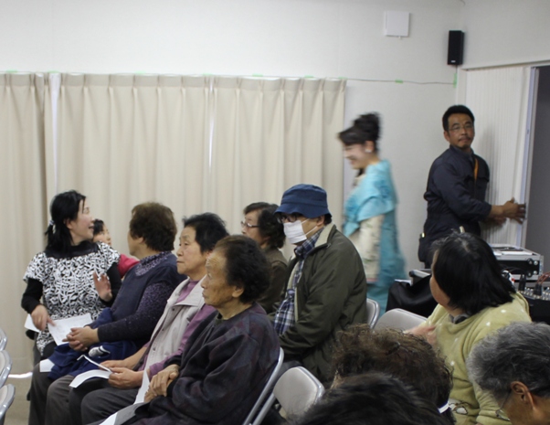 あらっ！こんなところから登場～！集会室の隣りの和室からでした♪