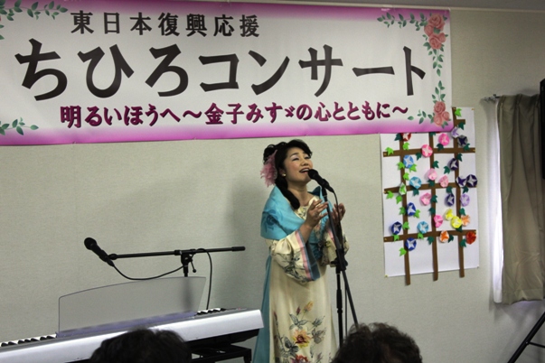 「月日貝」から歌いました。西から東へ会いに来ました～ということで♪