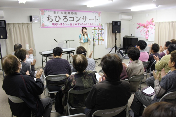 「明るいほうへ」照らされている、そして明るい方へ向かう、そんな願いも込めて。