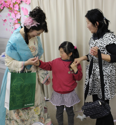 最後に、衣装につけている光るペンダントに興味をもって、「キラキラしてきれい～」と。せっかくなので、また、一緒に写真を撮りました♪