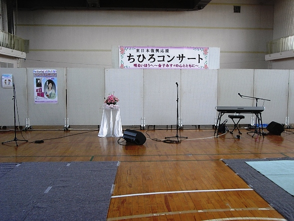 ステージセッティング。体育館の中がイベント会場に早変わり。