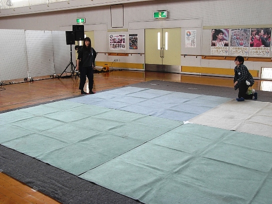 専門学校生のお手伝いをしてくださったお二人。チームＫのＮさんの提案により、床に防寒用のカーペットを敷いてくれました。