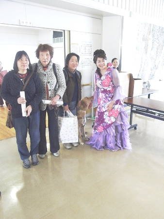 終演後、目の不自由な方が「一緒に記念写真を撮ってほしい」と言われ、とても感激しました。スタッフの方が手をたたく音の方向を向いてくださって、記念写真を。盲導犬のワンちゃんも、ずっと尻尾フリフリ、とっても嬉しそうで、私もとっても嬉しくなりました。