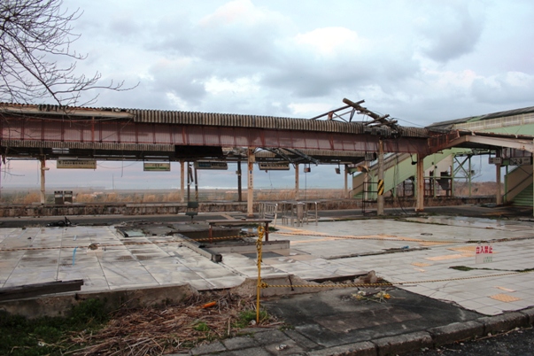 富岡駅です。むこうに見えるのは、海。水平線も見える海。ここから、津波が襲ってきたんですね。