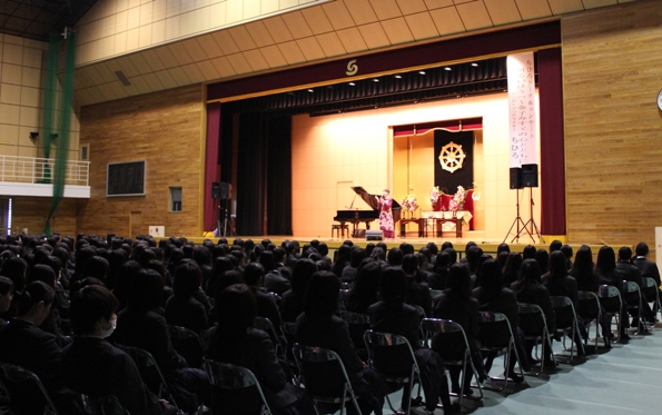 そして講演コンサート。１０００人を超える生徒さんが集まる広い体育館でのステージは、なかなかの迫力を感じる会場です。