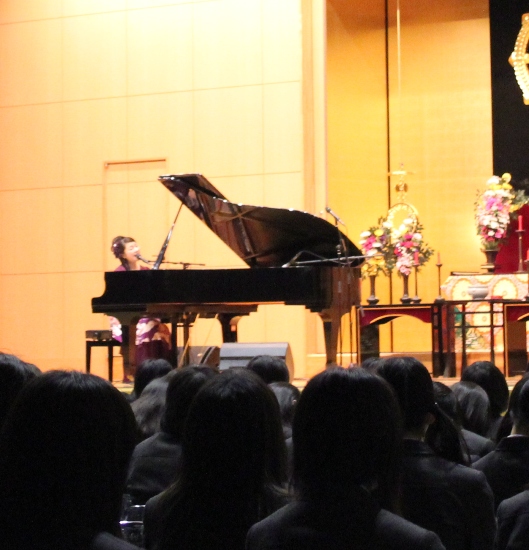 大切な高校時代を過ごす皆さんに、特に伝えたいこともトークに挟みながら、いつものようにみすゞさんの詩を歌いました♪