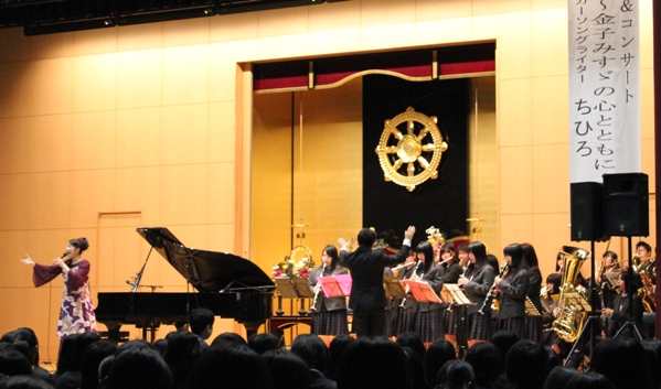 ３年生の男子の中には、腕を振りながら歌ってくれる生徒さんも♪感激でした～！