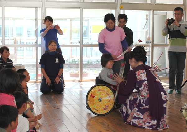 車椅子での生活を頑張っている女の子からも花束をいただきました♪とってもかわいい笑顔で優しい女の子だなーって感じました。