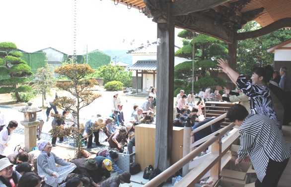 山口県恒例（？）の餅まきが締めです♪なんといっても、テレビ番組「秘密のケンミンＳＨＯW」で、山口県の特徴として取り上げられた餅まき。普通と思っていたら、特別だったんですね。この日も大フィーバーです（笑）。