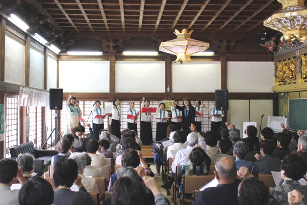 会場の皆さま一緒に手話で。とても嬉しい一体感！