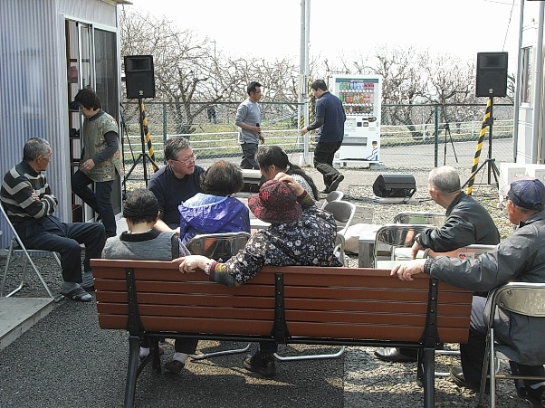 待っている間、毎回訪問されている僧侶の方が、仮設住宅におられる方々とお話されています。現状をお聞きすること、それが大切なことですよね。