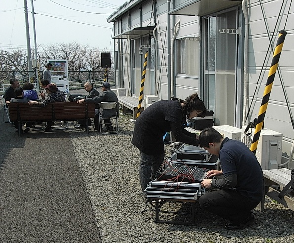 お天気がいいので、会場が集会所から急きょ野外に変更！大急ぎで準備。この日は元々はチームＫメンバーは合流の予定ではなかったのですが、前日に来てくれるということになり、それが本当に助かりました！