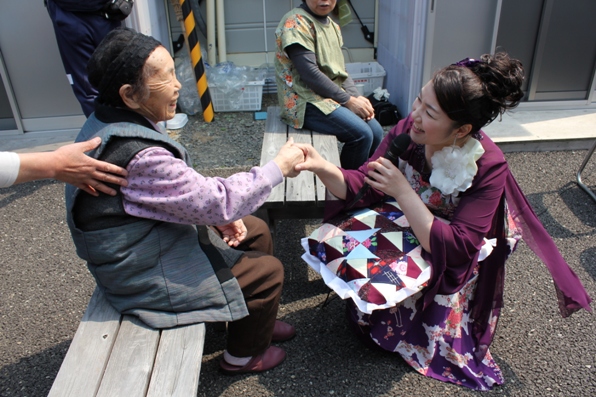 お礼にと、パッチワークの手作りクッションをいただきました♪なんだか衣装と色合いがぴったりなんですけど（笑）。