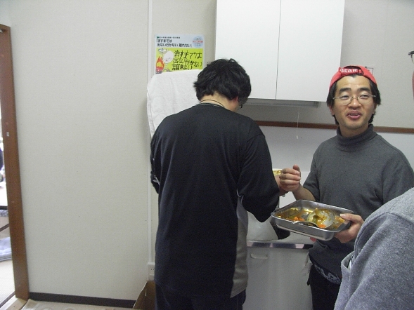 裏方として僧侶メンバーのお二方は、キッチンでずっと料理を作っておられます。とても有難いです。とっても美味しいお食事、ご馳走様でした！！