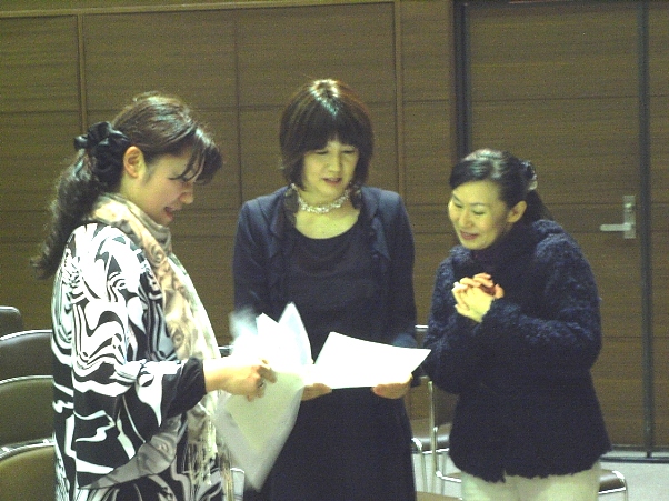 事前打ち合せ３人組。ココラジパーソナリティのお二人、宗方和子さんと、ちばえみさん。会場を盛り上げてくれる強力メンバーです♪