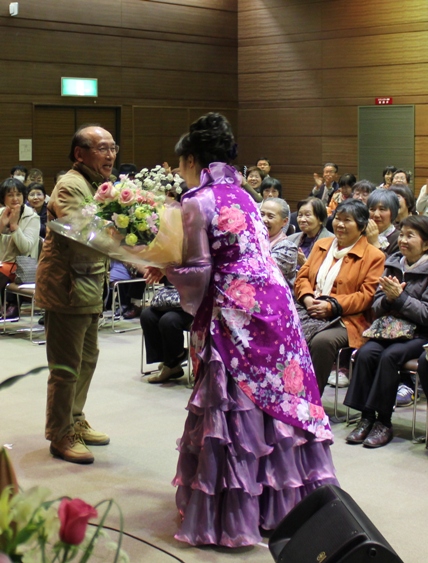 最後には、花束をたくさんいただき、２年前コンサートをさせていただいた桃見台公民館の元館長さんからも♪