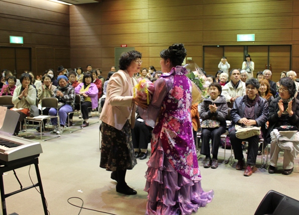 そして何をかくそう、ブログコメントもお寄せくださる、容子さんからもお花やお菓子などチームｋの皆さんへもたくさんいただきました！