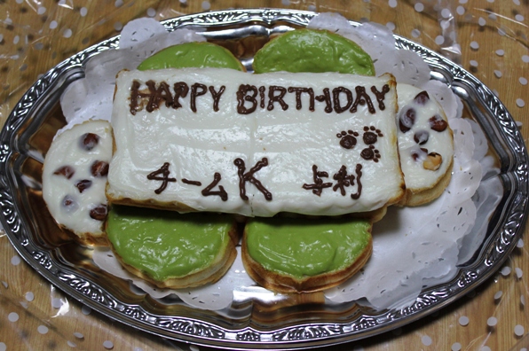 これが驚きの「クリームボックスバースディケーキ」の全容です（笑）。私も、美味しくいただきまして、すっかり身体の一部となりました（笑）。