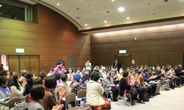 そしてちひろ登場。「恋はみずいろ」からスタート。