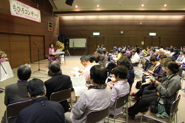 皆さんと一緒に大合唱～！会場いっぱいに歌声広がり、気持ちいい空間でした。