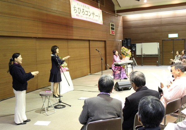 お二人も「ふるさと」の手話つきで歌ってくださいました。お客様も手話に挑戦される方もたくさん♪