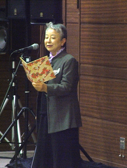 そしてこの日は、お客様の中からも朗読に参加をしてくださいました♪毎年コンサートに来てくださる小幡さん。落ち着いた、心のこもった朗読でした☆