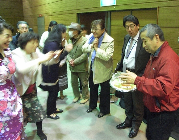 この驚きようを見てください！地元の方でもびっくりなクリームボックスのバースディケーキ！