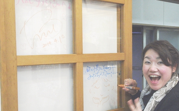 なんと、奥様のリクエストにより、お店の扉のガラス２枚にサインをして欲しいと！嬉しさのあまり、イラストまで描いてしまいました～！