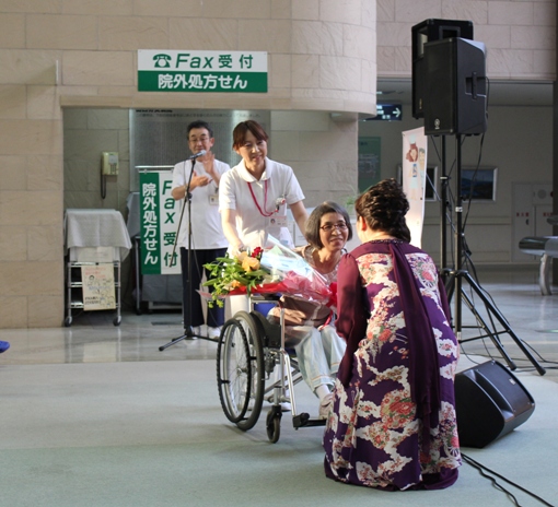 患者さんを代表して花束をいただきました。笑顔がとても嬉しかったです！