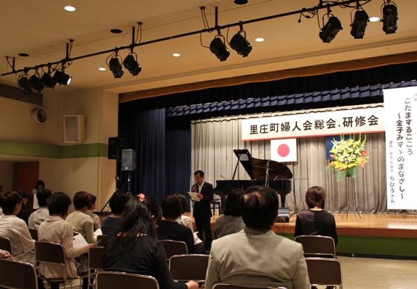 最初は、里庄町教育長さまから私のご紹介をいただきました。以前、同じ岡山県の矢掛町で歌った様子が、ケーブルテレビで放送されていて、それで知っていてくださったことで、この日を楽しみにしていてくださいました。