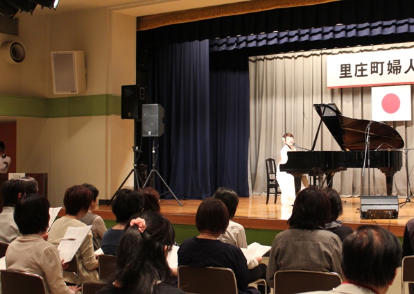 皆さんと四季メドレーも歌いました。会場に歌声が響き、嬉しいひととき。東日本大震災の被災地のエピソードや、犯罪被害者の会の方々との出会いのエピソードには、涙されながら耳を傾けてくださいました。