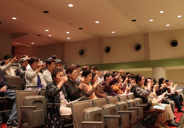 婦人会だけでなく、一般の方々にも公開。一緒に手話も♪