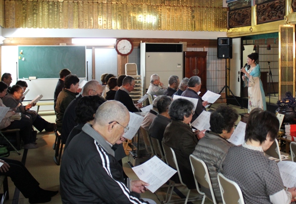 皆さんと一緒に、福島県にゆかりある、美空ひばりさんの歌「川の流れのように」、そして童謡の「ふるさと」を一緒に歌いました。