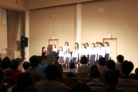 第一部は金子みすゞさんの歌から「星とたんぽぽ」「大漁」「私と小鳥と鈴と」「明るい方へ」です。それぞれの詩の朗読を一人が朗読して、歌に入る構成。みんな心を込めての朗読と歌に、会場のお客様も熱心に聴き入ってくださいました。