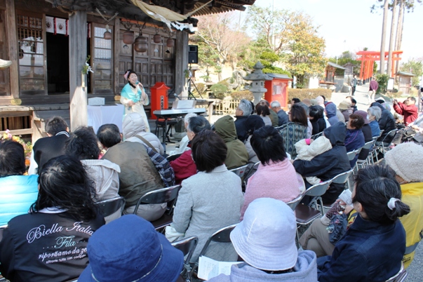 そして始まりました。風がとても強い中、満席です♪