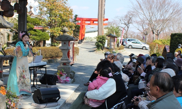 強風で寒い中、最後まで皆さん聴いてくださって、なんと有難いことかと、歌いながら感動していました。