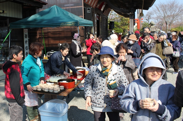 終演後は、皆様に桜湯が振る舞われました。冷え切った体に温かく染み入りました。
