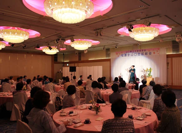 お食事の後のコンサート、まるでディナーショーです♪