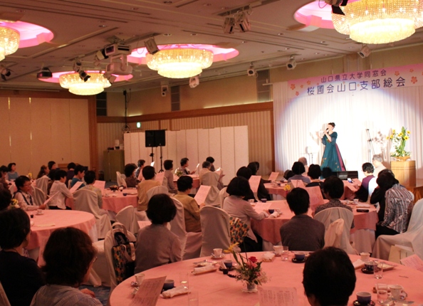 皆様と一緒に「ふるさと」も歌いました。大震災被災地でのエピソードもお話し、涙される方々も多かったです。