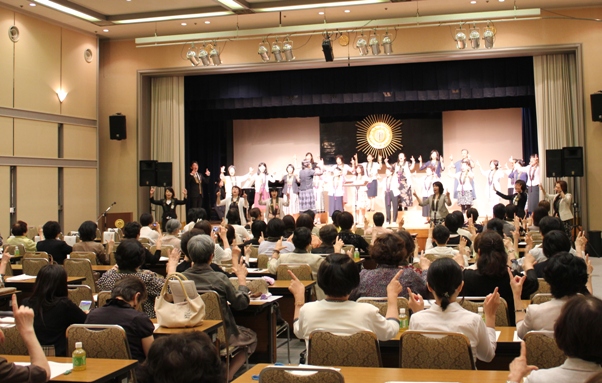 午後の最初はコーラスの方々が歌われ、手話を皆さんとされながら歌う、私と同じスタイルの歌も披露されました。やっぱり、手話で分かち合うスタイルは一つになって、いいですね。