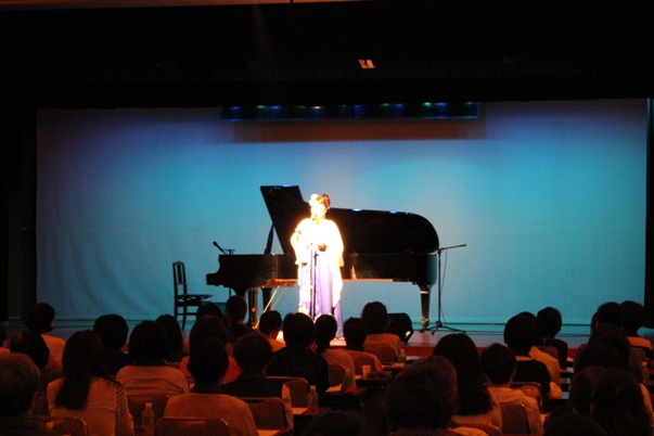 歎異抄から「ただ念仏して」を歌いました。拍手がひと際多きく、とても感激しました。