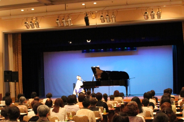 そしてその後に６０分のコンサート。「星とたんぽぽ」からスタートです。