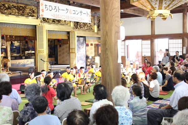 最初に地元の小原保育所の子供たちによるスコップ三味線演奏。