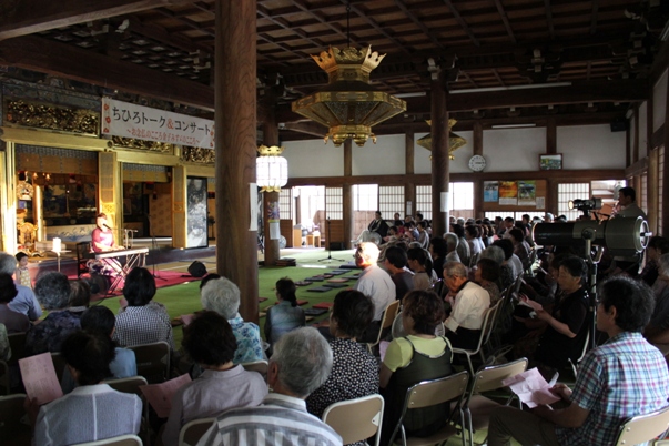 「ふるさと」の合唱、小さな女の子が前に出てきて一緒に歌ってくれました。ちゃんと歌詞も覚えています！