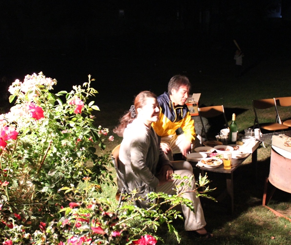 これ、別の日の写真でもなく、その夜です。気温が一気に下がる北海道。上着を貸してもらいました！さむ～い！