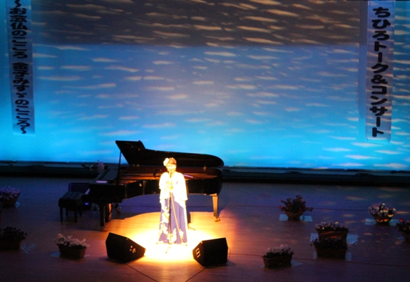 後ろの波が、大羽鰮の群れのようにも見えてきます