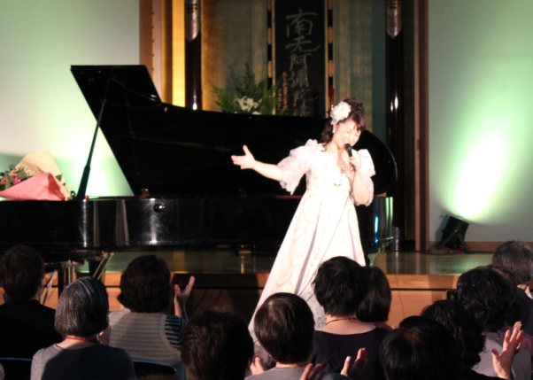 アンコールをいただき、「明るいほうへ」を。