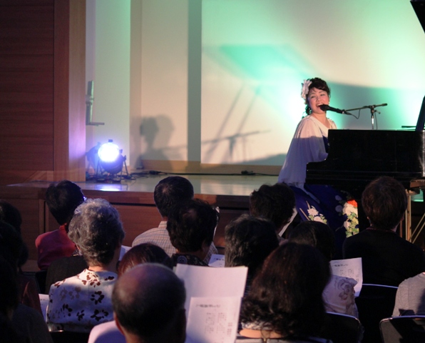 第１部後半には一緒に「ふるさと」を合唱。広島市は土砂災害もあり、ふるさとを想う気持ちにもいろいろと深いものがあります。東日本大震災の被災地も土砂災害の被災地も、それぞれ悲しみを抱えています。