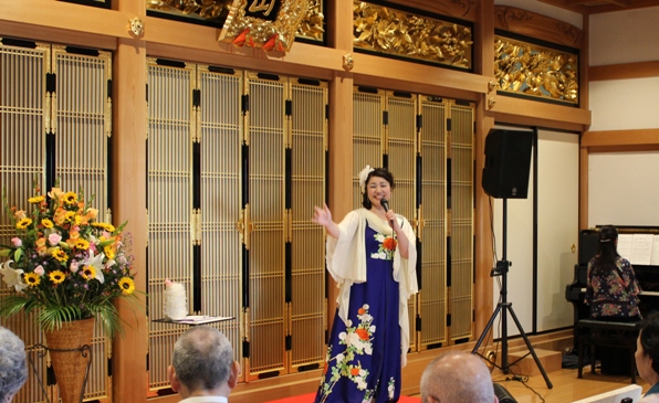 第一部。ピアノ伴奏に合わせての「ふるさと」の合唱もとても良かった！