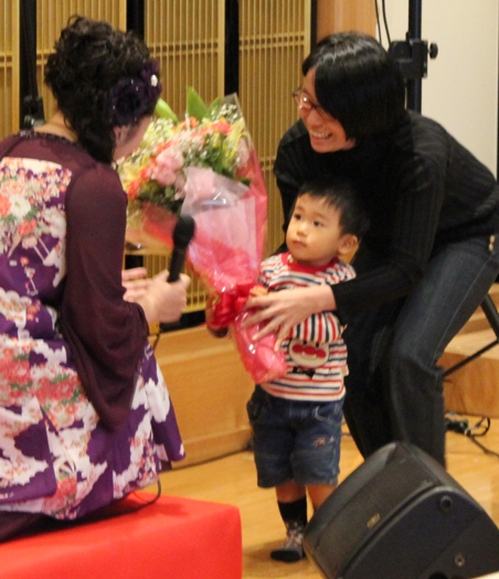 ２歳のお孫さんが大きな花束を渡してくれました♬